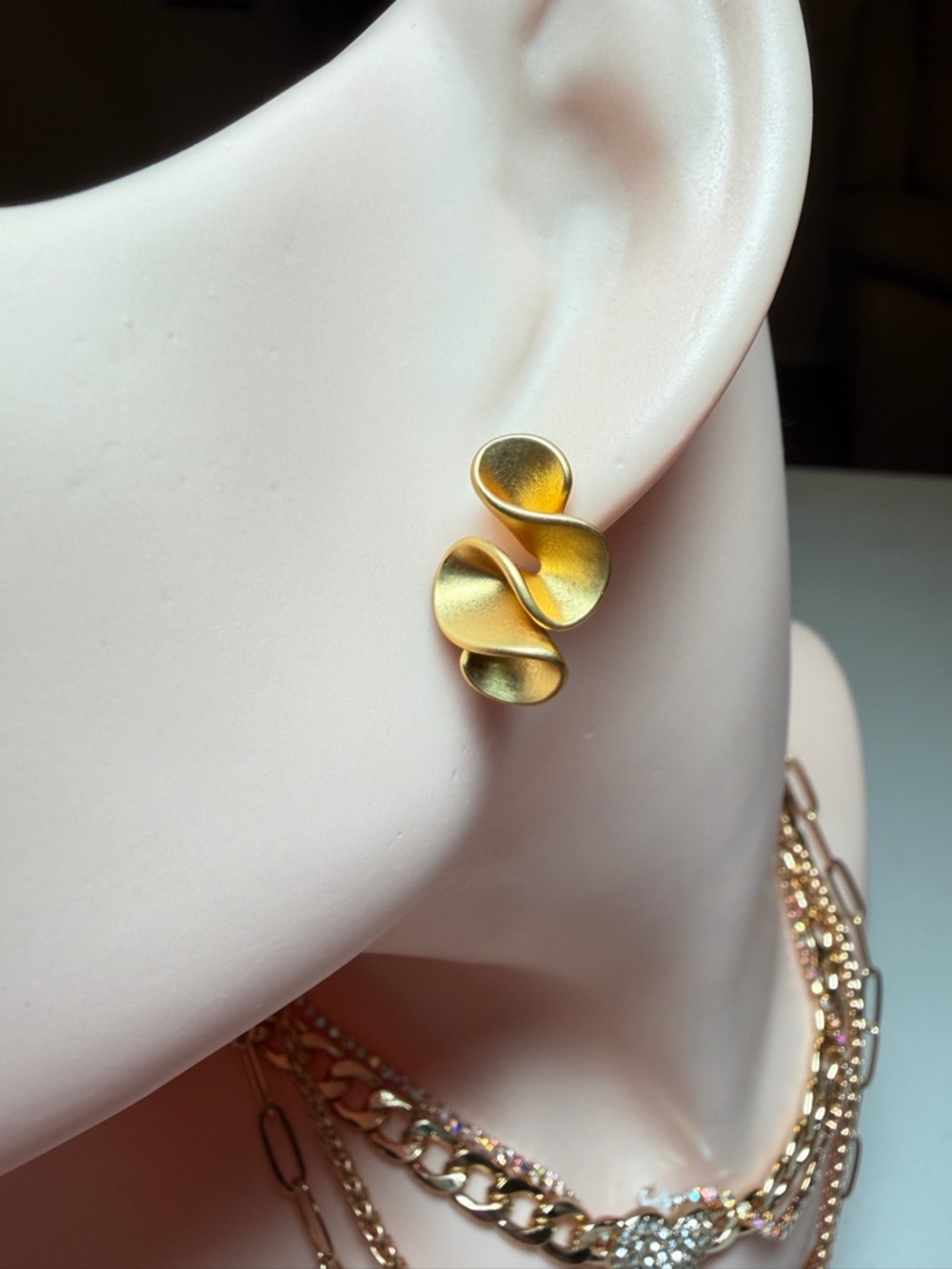 18K Gold Twisted Flowers Stud Earrings.
